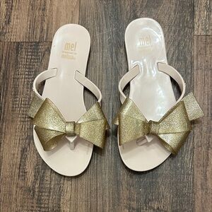 Mel, Dreamed by Melissa Cream Sandals with Gold Bow harmonic bow III